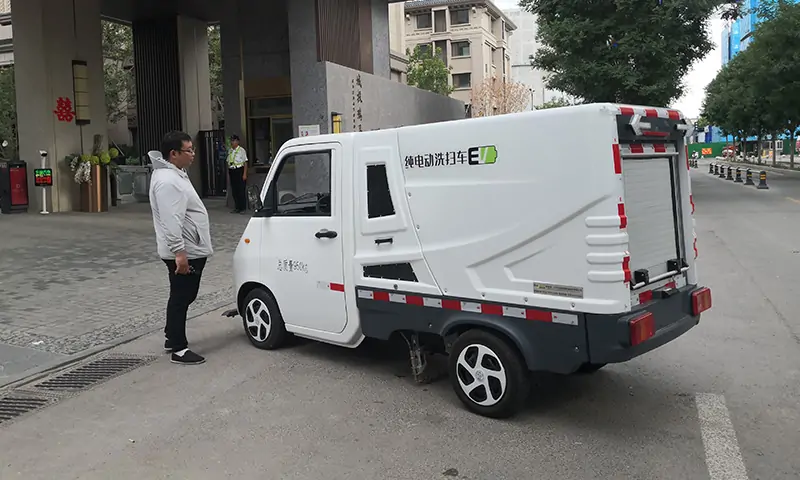 新能源洗掃車亮相客戶現(xiàn)場 助力城市環(huán)衛(wèi)智能化升級
