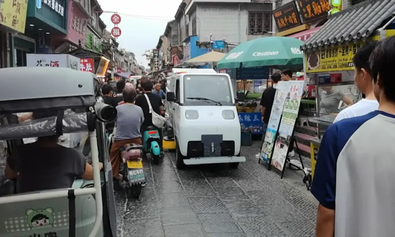新能源洗掃車現(xiàn)場實(shí)拍：助力城市環(huán)衛(wèi)，打造綠色環(huán)保新標(biāo)桿
