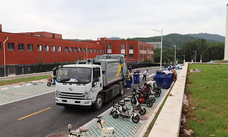 純電動壓縮式垃圾車助力校園垃圾轉運——綠色環保的新選擇