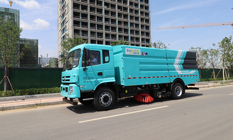 新能源洗掃車亮相城市街頭:智能清潔,守護城市“顏值”